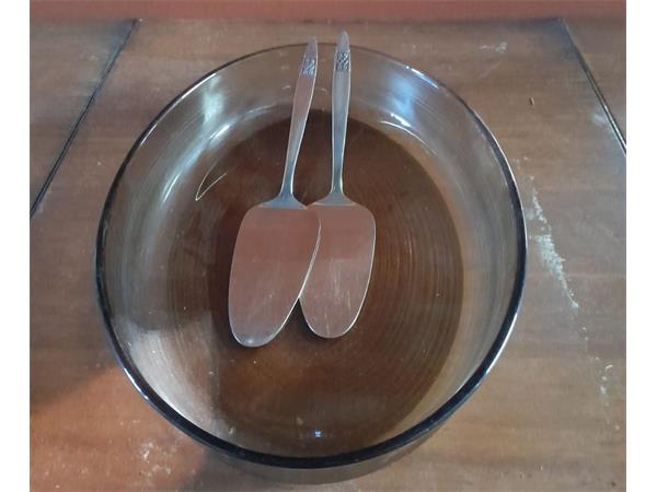 ~/upload/Lots/51467/u2h4rmvequ2ds/Lot 003 Glass Bowl oval with spoons_t600x450.jpg